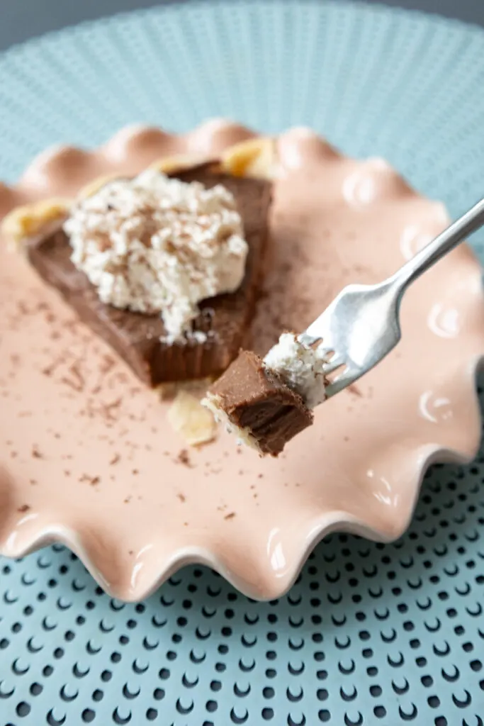 Finished Thanksgiving chocolate pie for kids to make